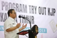 Gubernur DKI Jakarta Pramono Anung berbincang dengan siswa penerima KJP saat peluncuran program try out masuk perguruan tinggi di Kantor Wali Kota Jakarta Timur, Selasa (21/10/2025). Dok: Istimewa