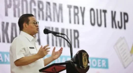 Gubernur DKI Jakarta Pramono Anung berbincang dengan siswa penerima KJP saat peluncuran program try out masuk perguruan tinggi di Kantor Wali Kota Jakarta Timur, Selasa (21/10/2025). Dok: Istimewa