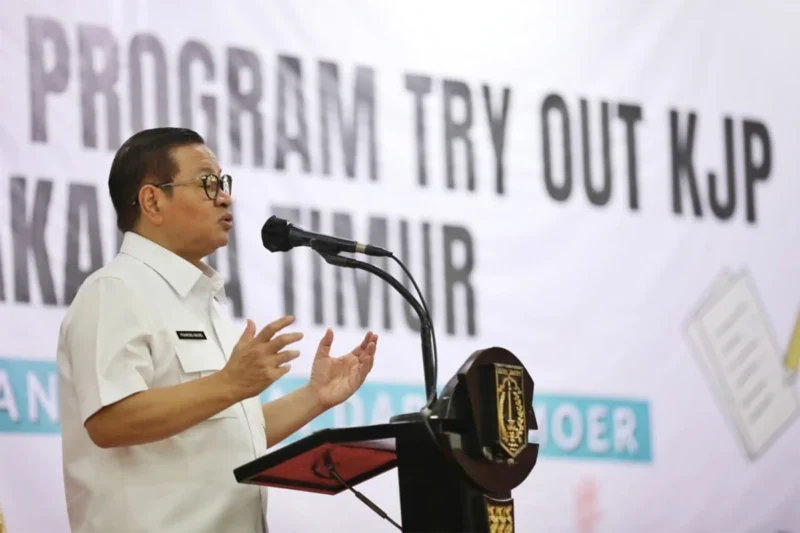 Gubernur DKI Jakarta Pramono Anung berbincang dengan siswa penerima KJP saat peluncuran program try out masuk perguruan tinggi di Kantor Wali Kota Jakarta Timur, Selasa (21/10/2025). Dok: Istimewa