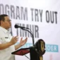Gubernur DKI Jakarta Pramono Anung berbincang dengan siswa penerima KJP saat peluncuran program try out masuk perguruan tinggi di Kantor Wali Kota Jakarta Timur, Selasa (21/10/2025). Dok: Istimewa