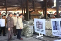 Presiden Prabowo Subianto meninjau enam smelter ilegal yang disita di Bangka Belitung. Dok: Setpres