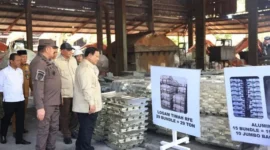 Presiden Prabowo Subianto meninjau enam smelter ilegal yang disita di Bangka Belitung. Dok: Setpres