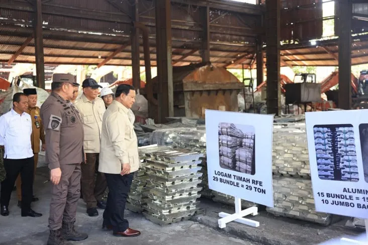 Presiden Prabowo Subianto meninjau enam smelter ilegal yang disita di Bangka Belitung. Dok: Setpres