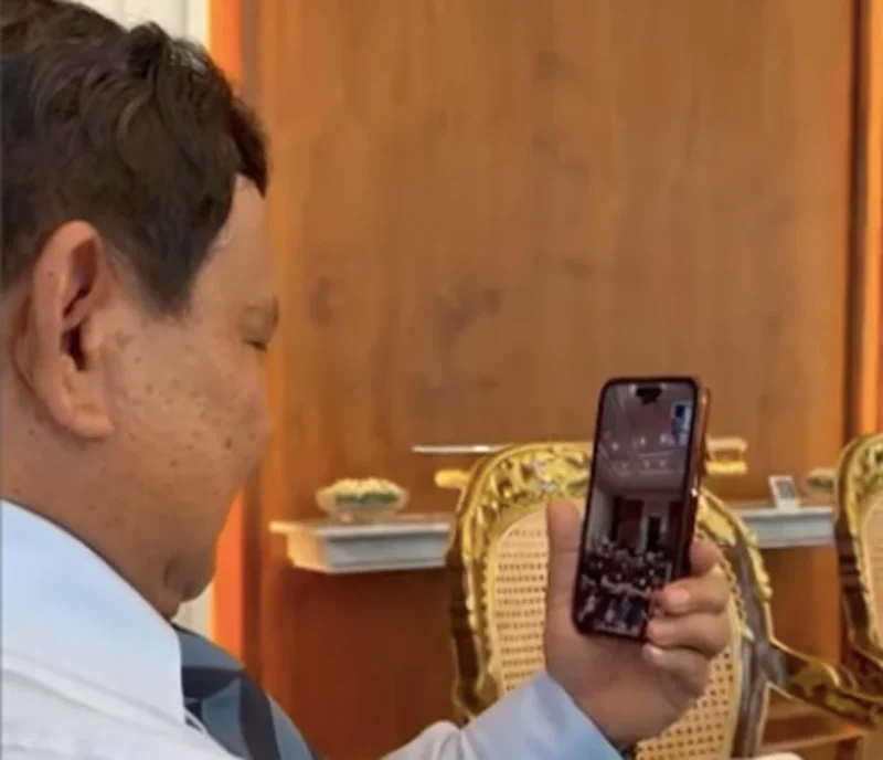 Presiden Prabowo Subianto melakukan video call dengan Pelatih Timnas Patrick Kluivert dan para pemain jelang laga kontra Arab Saudi. Dok: Instagram/@sekretariat.kabinet