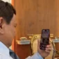 Presiden Prabowo Subianto melakukan video call dengan Pelatih Timnas Patrick Kluivert dan para pemain jelang laga kontra Arab Saudi. Dok: Instagram/@sekretariat.kabinet