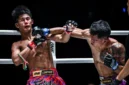 Redho “Rocky” asal Tasikmalaya bertarung sengit melawan Fahlikit Nayok Joyprajin di ring ONE Championship Bangkok, Jumat (3/10/2025). Dok: Posnews