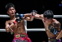 Redho “Rocky” asal Tasikmalaya bertarung sengit melawan Fahlikit Nayok Joyprajin di ring ONE Championship Bangkok, Jumat (3/10/2025). Dok: Posnews