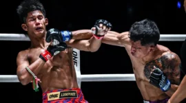 Redho “Rocky” asal Tasikmalaya bertarung sengit melawan Fahlikit Nayok Joyprajin di ring ONE Championship Bangkok, Jumat (3/10/2025). Dok: Posnews