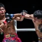 Redho “Rocky” asal Tasikmalaya bertarung sengit melawan Fahlikit Nayok Joyprajin di ring ONE Championship Bangkok, Jumat (3/10/2025). Dok: Posnews