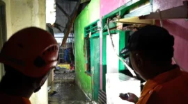 Empat rumah di Kelurahan Bintara, Bekasi Barat, rusak diterjang angin kencang pada Kamis sore (23/10/2025). Petugas BPBD menyalurkan bantuan darurat kepada warga. Dok: BPBD Bekasi