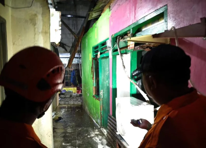 Empat rumah di Kelurahan Bintara, Bekasi Barat, rusak diterjang angin kencang pada Kamis sore (23/10/2025). Petugas BPBD menyalurkan bantuan darurat kepada warga. Dok: BPBD Bekasi