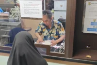 Petugas Polri membantu warga mengurus SKCK online melalui aplikasi POLRI Super App di Polda Metro Jaya. Dok: Polri