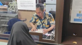 Petugas Polri membantu warga mengurus SKCK online melalui aplikasi POLRI Super App di Polda Metro Jaya. Dok: Polri