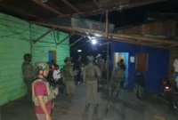 Petugas Satgas Damai Cartenz dan Polres Yahukimo melakukan penyisiran di lokasi percobaan penembakan di Kompleks Ruko Blok C, Dekai. (Polri)