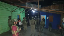 Petugas Satgas Damai Cartenz dan Polres Yahukimo melakukan penyisiran di lokasi percobaan penembakan di Kompleks Ruko Blok C, Dekai. (Polri)