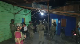 Petugas Satgas Damai Cartenz dan Polres Yahukimo melakukan penyisiran di lokasi percobaan penembakan di Kompleks Ruko Blok C, Dekai. (Polri)