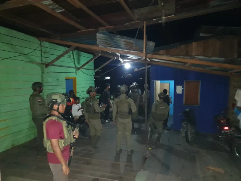 Petugas Satgas Damai Cartenz dan Polres Yahukimo melakukan penyisiran di lokasi percobaan penembakan di Kompleks Ruko Blok C, Dekai. (Polri)