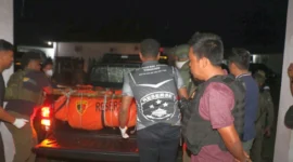 Tim gabungan Satgas Operasi Damai Cartenz evakuasi korban serangan sadis KKB di Yahukimo, Papua, Kamis (2/10/2025). Dok: Polri
