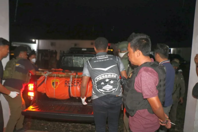 Tim gabungan Satgas Operasi Damai Cartenz evakuasi korban serangan sadis KKB di Yahukimo, Papua, Kamis (2/10/2025). Dok: Polri