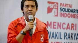 Sekjen PSI Raja Juli Antoni memberikan keterangan soal Ketua Dewan Pembina PSI berinisial J di Jakarta. Dok: X
