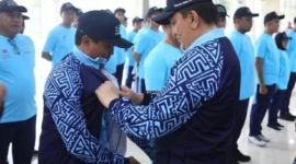Sekjen DPD RI Mohammad Iqbal melepas kontingen Setjen DPD RI untuk Pornas Korpri XVII 2025 Palembang. Dok: DPD RI