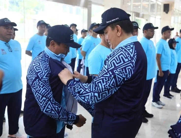 Sekjen DPD RI Mohammad Iqbal melepas kontingen Setjen DPD RI untuk Pornas Korpri XVII 2025 Palembang. Dok: DPD RI