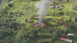 Kelompok Kriminal Bersenjata (KKB) membakar SMP Negeri Kiwirok di Pegunungan Bintang. Polisi buru pelaku kejam yang bikin anak-anak Papua trauma. Dok: Polri