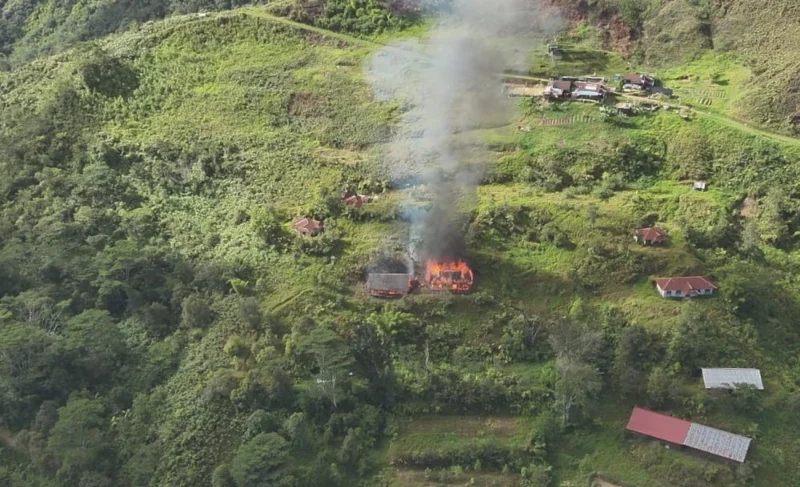 Kelompok Kriminal Bersenjata (KKB) membakar SMP Negeri Kiwirok di Pegunungan Bintang. Polisi buru pelaku kejam yang bikin anak-anak Papua trauma. Dok: Polri