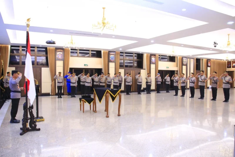 Kapolri Jenderal Listyo Sigit Prabowo memimpin upacara sertijab rotasi 10 pejabat tinggi Polri di Mabes Polri, Jakarta. (Polri)