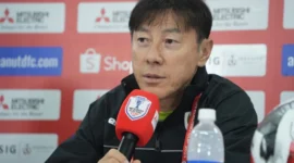 Shin Tae-yong tersenyum saat konferensi pers usai laga Timnas Indonesia. Dok: PSSI