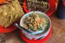Semangkuk Soto Ayam Semarang kuah bening gurih dengan suwiran ayam kampung. Dok: Instagram