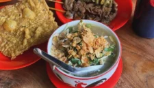 Semangkuk Soto Ayam Semarang kuah bening gurih dengan suwiran ayam kampung. Dok: Instagram
