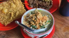Semangkuk Soto Ayam Semarang kuah bening gurih dengan suwiran ayam kampung. Dok: Instagram
