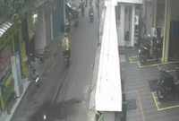 Suasana Jalan Tawakal Raya Tomang saat terjadi tawuran pelajar di lihat dari CCTV. Dok: Polri
