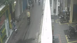 Suasana Jalan Tawakal Raya Tomang saat terjadi tawuran pelajar di lihat dari CCTV. Dok: Polri
