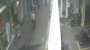 Suasana Jalan Tawakal Raya Tomang saat terjadi tawuran pelajar di lihat dari CCTV. Dok: Polri
