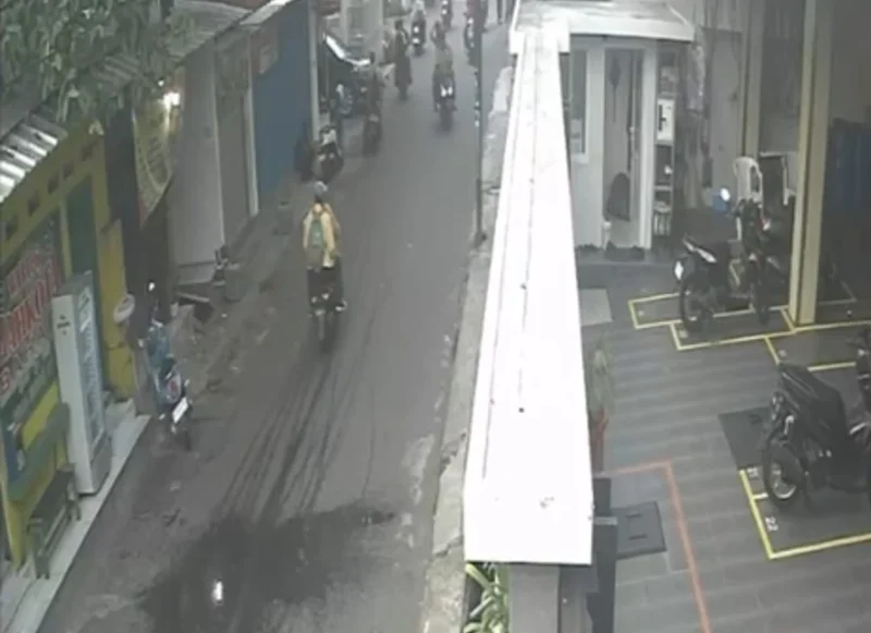 Suasana Jalan Tawakal Raya Tomang saat terjadi tawuran pelajar di lihat dari CCTV. Dok: Polri
