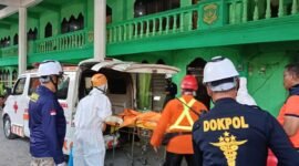 Tim SAR mengevakuasi jenazah dari Pondok Pesantren Al-Khoziny ke Rumah Sakit Bhayangkara Surabaya. Dok: BNPB
