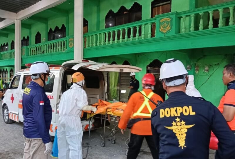 Tim SAR mengevakuasi jenazah dari Pondok Pesantren Al-Khoziny ke Rumah Sakit Bhayangkara Surabaya. Dok: BNPB