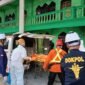 Tim SAR mengevakuasi jenazah dari Pondok Pesantren Al-Khoziny ke Rumah Sakit Bhayangkara Surabaya. Dok: BNPB
