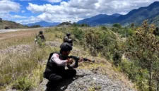 Aparat TNI di lokasi serangan KKB terhadap konvoi PT Freeport di KM 50, Mimika. (Polri)