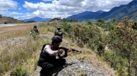 Aparat TNI di lokasi serangan KKB terhadap konvoi PT Freeport di KM 50, Mimika. (Polri)