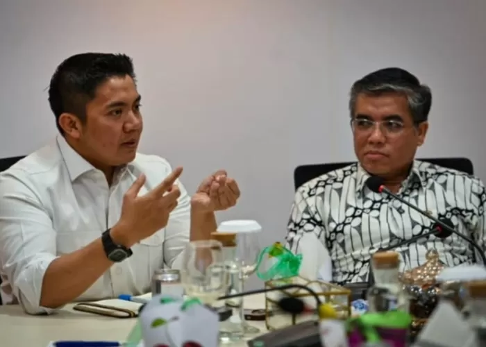 Seskab Letkol Teddy Indra Wijaya menjelaskan program Magang Nasional dan besaran uang saku setara UMK di Jakarta. Dok: Instagram/sekretariat.kabinet
