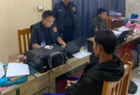 Polisi mengamankan pelaku berikut senapan angin dan karung berisi petai dari lokasi penembakan di Musi Banyuasin. Dok: Polsek Sungai Keruh