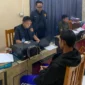 Polisi mengamankan pelaku berikut senapan angin dan karung berisi petai dari lokasi penembakan di Musi Banyuasin. Dok: Polsek Sungai Keruh