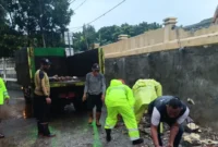 Petugas evakuasi jasad dan puing tembok jebol di TPU Jeruk Purut. (Ist)