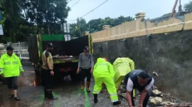 Petugas evakuasi jasad dan puing tembok jebol di TPU Jeruk Purut. (Ist)