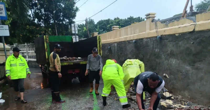 Petugas evakuasi jasad dan puing tembok jebol di TPU Jeruk Purut. (Ist)
