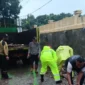 Petugas evakuasi jasad dan puing tembok jebol di TPU Jeruk Purut. (Ist)