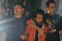 Pelaku penembakan pengacara di Tanah Abang, HD (37), saat dibekuk Tim Jatanras Polda Metro Jaya dan digiring ke mobil polisi. (PMJ)